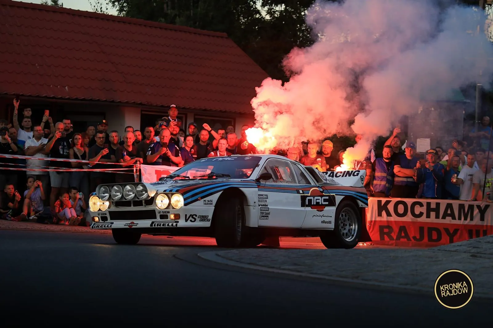 Lancia 037 unter Zuschauern bei der Polnischen Legenden-Rallye